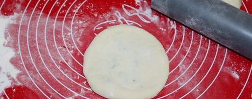 Шаг 5: лепешек с черемшой и адыгейским сыром