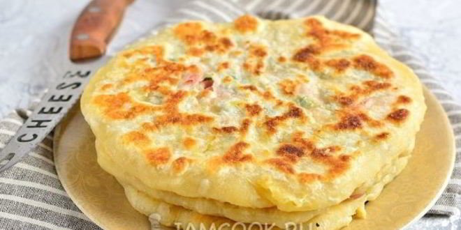 Рецепт лепешек с сыром и колбасой на сковороде