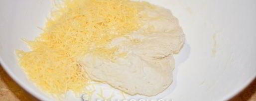 Шаг 2: лепешек с сыром и колбасой на сковороде