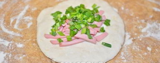 Шаг 5: лепешек с сыром и колбасой на сковороде