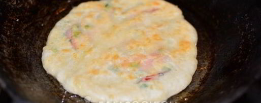 Шаг 8: лепешек с сыром и колбасой на сковороде