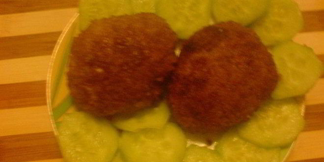 Рецепт мясных лепешек с брынзой в чесночной панировке