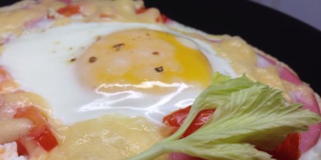 Рецепт питы с колбасой, сыром и яйцом