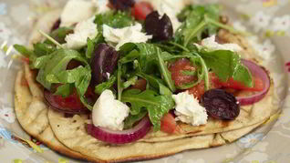 Рецепт Питы с моцареллой, руколой и помидорами