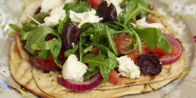 Рецепт питы с моцареллой, руколой и помидорами