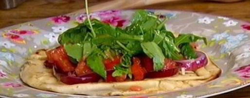 Шаг 8: питы с моцареллой, руколой и помидорами