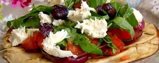 Шаг 9: питы с моцареллой, руколой и помидорами