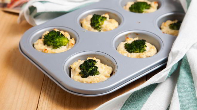 Рецепт Куриных маффинов с творогом и брокколи