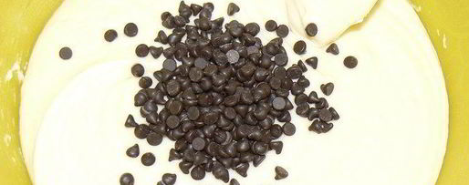 Шаг 2: маффинов с клубникой и шококаплями