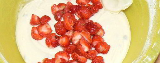 Шаг 3: маффинов с клубникой и шококаплями