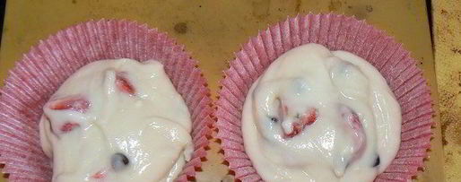 Шаг 4: маффинов с клубникой и шококаплями