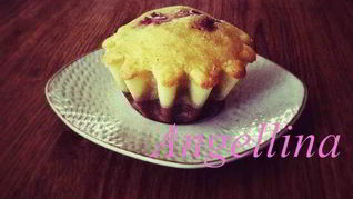 Рецепт Маффинов с малиной под соусом из маскарпоне