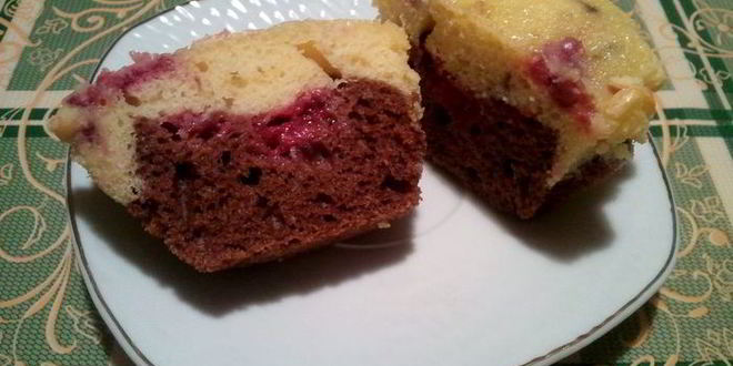 Рецепт маффинов с малиной под соусом из маскарпоне