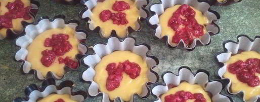 Шаг 8: маффинов с малиной под соусом из маскарпоне