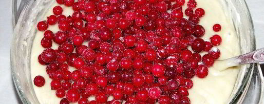 Шаг 3: маффинов с малиновым сиропом и красной смородиной