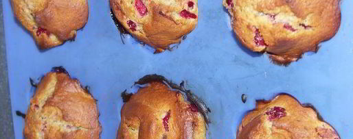 Шаг 4: маффинов с малиновым сиропом и красной смородиной