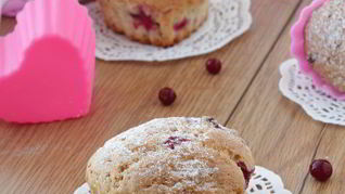 Рецепт Маффинов с марципаном и брусникой