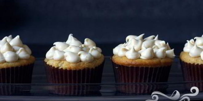 Рецепт маффинов с персиками и сливочной глазурью