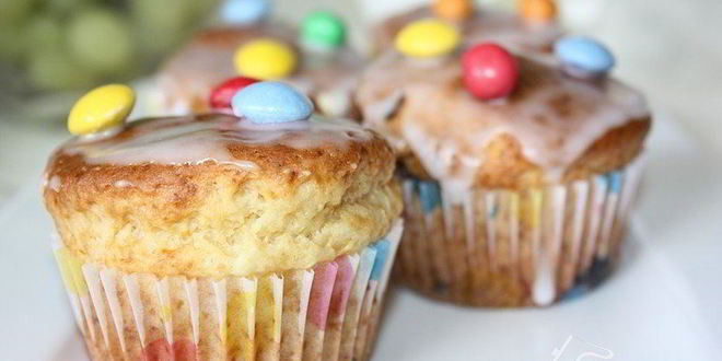 Рецепт маффинов с разноцветным шоколадным драже смартис