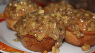 Рецепт Маффинов с яблоком и изюмом с медово-ореховой глазурью