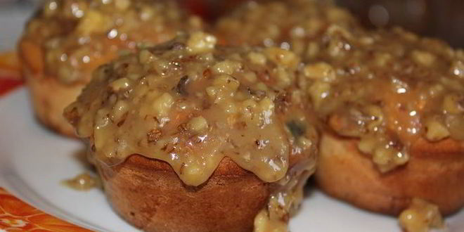 Рецепт маффинов с яблоком и изюмом с медово-ореховой глазурью