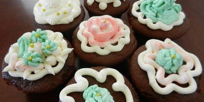 Рецепт нежных шоколадных маффинов и крем для украшения
