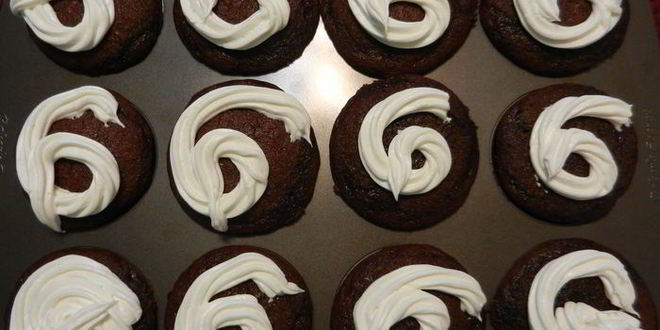 Рецепт нежных шоколадных маффинов и крем для украшения