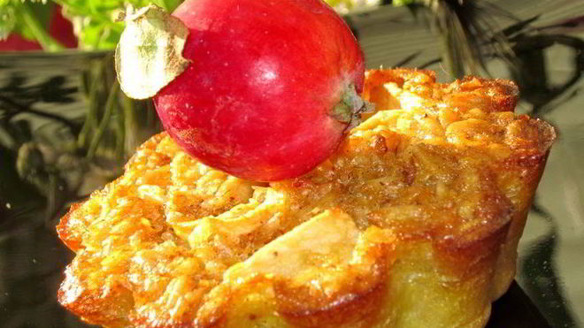 Рецепт Овсяных маффинов с кусочками яблок и ягодами