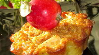 Рецепт Овсяных маффинов с кусочками яблок и ягодами