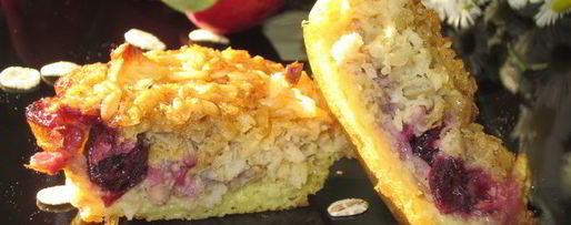 Шаг 2: овсяных маффинов с кусочками яблок и ягодами