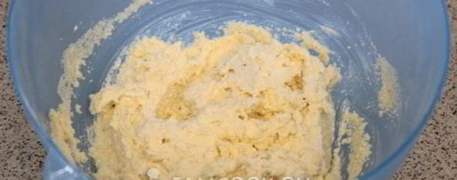 Шаг 2: манника на кефире с изюмом