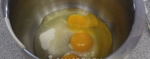 Шаг 3: манника на кефире с изюмом