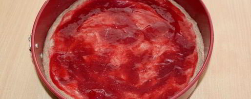 Шаг 2: шоколадного манника с малиновым джемом