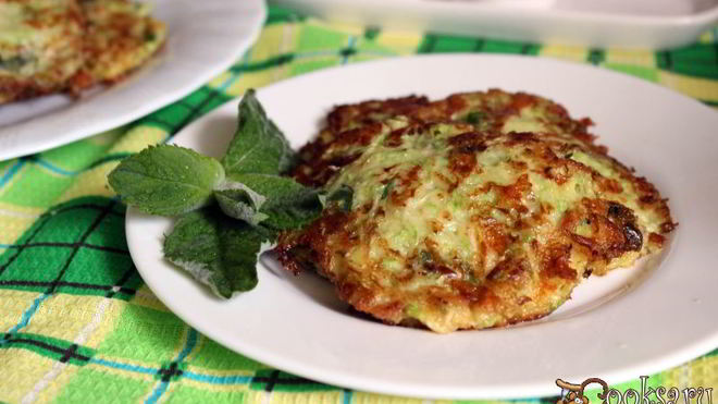 Рецепт Кабачковых оладий с сыром, беконом и мятой