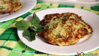 Рецепт Кабачковых оладий с сыром, беконом и мятой