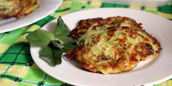 Рецепт кабачковых оладий с сыром, беконом и мятой