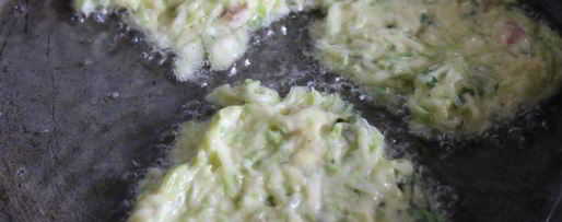 Шаг 4: кабачковых оладий с сыром, беконом и мятой