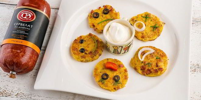 Рецепт картофельных оладий с морковью и колбасой