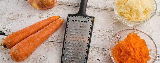 Шаг 1: картофельных оладий с морковью и колбасой