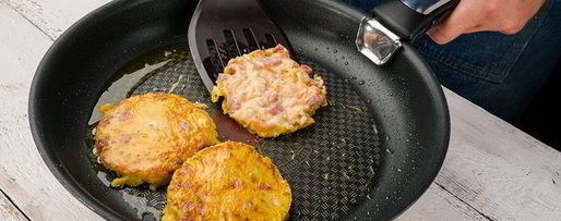 Шаг 5: картофельных оладий с морковью и колбасой