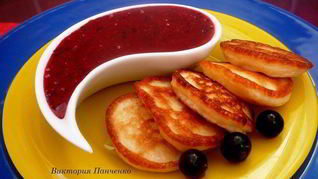 Рецепт Оладий на кефире с соусом из черной смородины