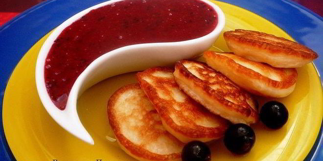 Рецепт оладий на кефире с соусом из черной смородины