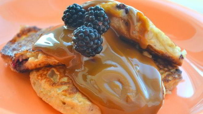 Рецепт Оладий с бананом, ежевикой и овсяными хлопьями