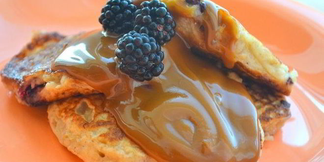 Рецепт оладий с бананом, ежевикой и овсяными хлопьями