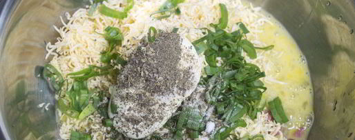 Шаг 3: оладий с колбасой и сыром