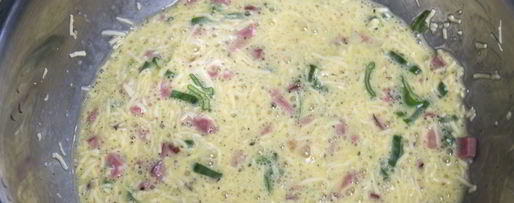 Шаг 4: оладий с колбасой и сыром