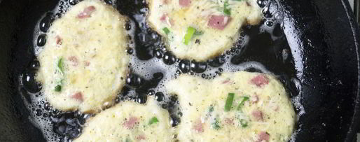 Шаг 5: оладий с колбасой и сыром