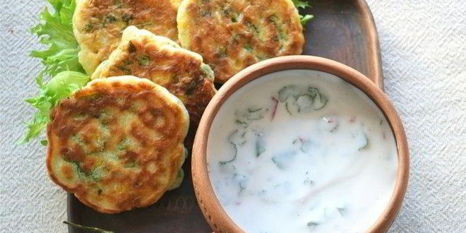 Рецепт оладий с кукурузой и соусом из натурального йогурта