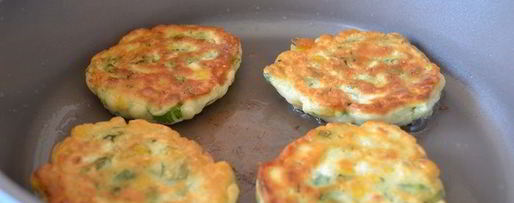 Шаг 14: оладий с кукурузой и соусом из натурального йогурта