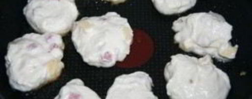 Шаг 2: оладий с сыром и колбасой